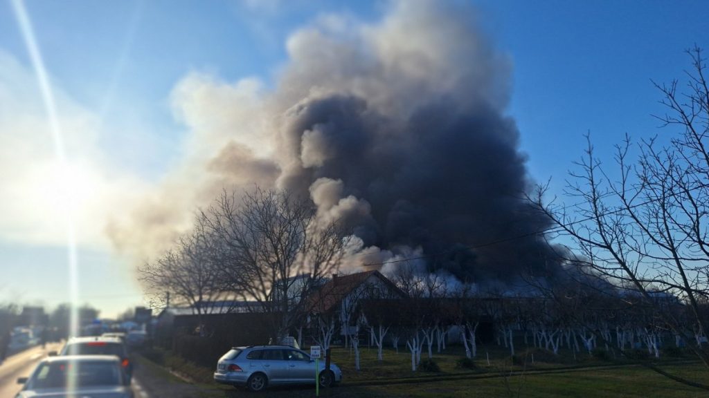 POŽAR GUTA FABRIKU NAMJEŠTAJA U BRČKOM: Vatrogasci se bore sa vatrenom stihijom (FOTO)