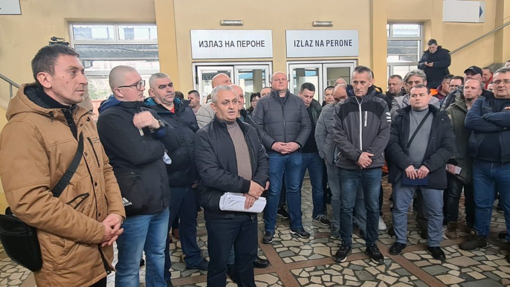 TRAŽE VEĆE PLATE: Radnici Željeznice Srpske zaprijetili obustavom rada