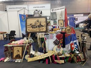 ЈЕЗЕРО, МРКОЊИЋ ГРАД И РИБНИК ПОКАЗАЛИ СВОЈУ БОГАТУ ПОНУДУ: Учествовали на Сајму завичаја у Новом Саду (ФОТО)