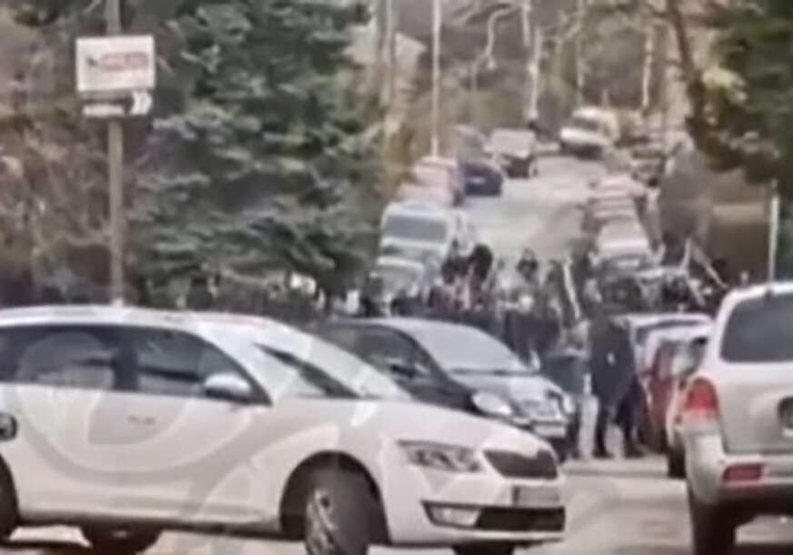 TUČA NAVIJAČA PRED VJEČITI DERBI! „Delije“ i „grobari“ u krvavom sukobu, korišćene i baklje, ima i povrijeđenih (VIDEO)