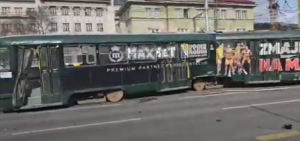 „ЖАО МИ ЈЕ ОМЛАДИНЕ, СВЕ МИ ЈЕ ТЕШКО ПАЛО“: Огласио се возач трамваја из Сарајева