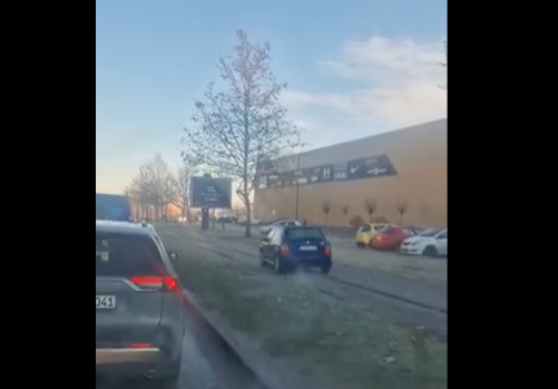 HIT SNIMAK: Vozač u Banjaluci krenuo trotoarom (VIDEO)