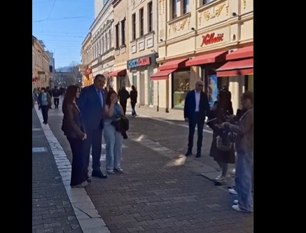 ДОДИК ПРОШЕТАО ГОСПОДСКОМ УЛИЦОМ: „Пало“ и фотографисање (ВИДЕО)