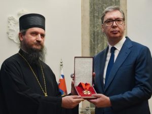 ВЛАДИКА СЕРГИЈЕ ОДЛИКОВАО ПРЕДСЈЕДНИКА СРБИЈЕ: Вучић добио Орден новомученика бихаћко-петровачких (ФОТО/ВИДЕО)