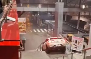 UHAPŠEN BAHATI BANJALUČANIN: Automobilom sišao niz stepenice na „Tržnici“ (VIDEO)