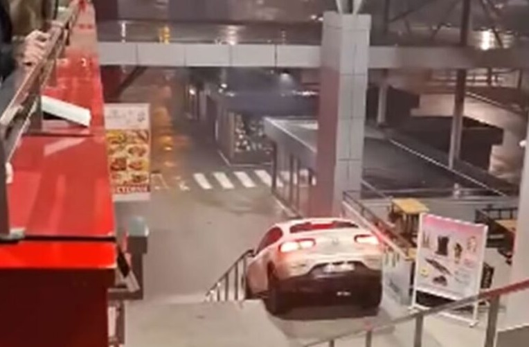 UHAPŠEN BAHATI BANJALUČANIN: Automobilom sišao niz stepenice na „Tržnici“ (VIDEO)