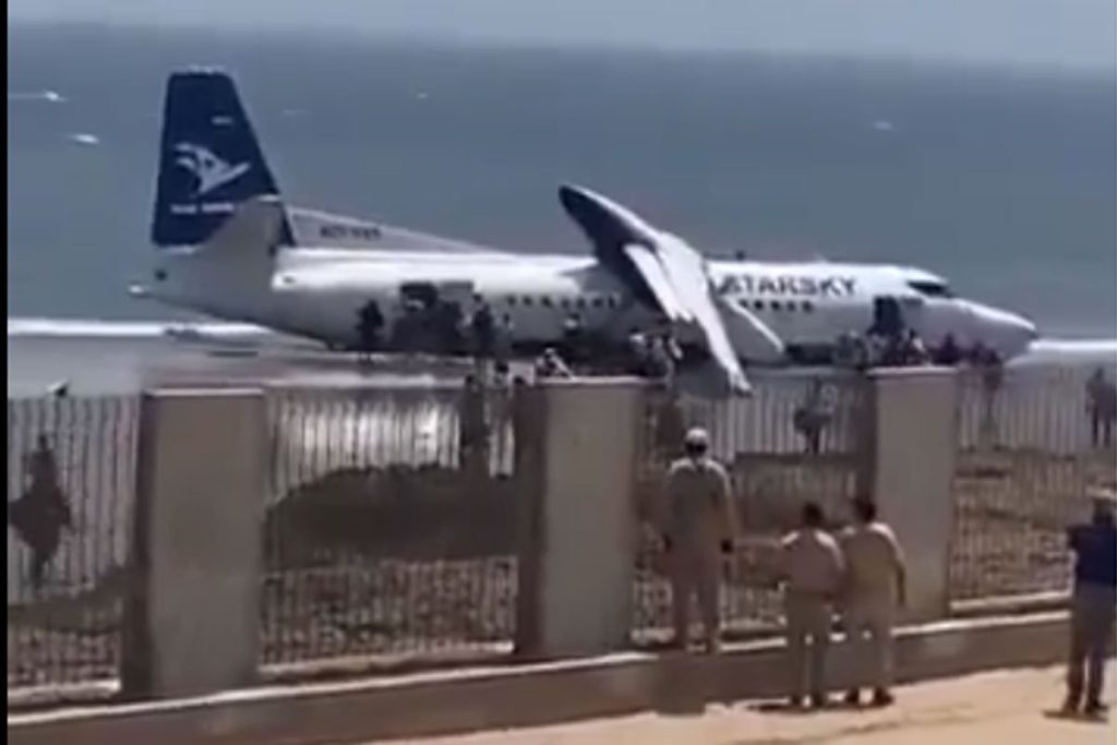 AVION ZAVRŠIO U MORU: Drama u Somaliji, putnici srećom preživjeli (VIDEO)
