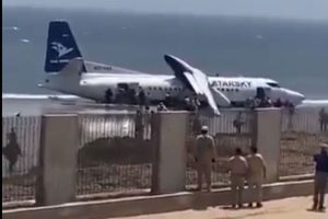 AVION ZAVRŠIO U MORU: Drama u Somaliji, putnici srećom preživjeli (VIDEO)