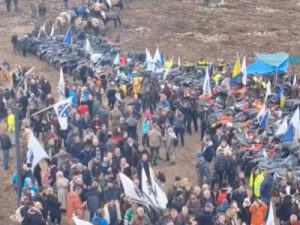 SKUP IZGLEDA KAO DA ĆE RAT POČETI VEČERAS: Iz Srpske traže da nadležne institucije hitno reaguju na ratnohušački skup kod Bihaća