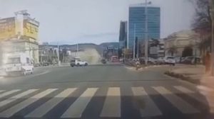 ЈЕЗИВО: Објављен снимак тренутка када трамвај искаче из шина у Сарајеву (УЗНЕМИРУЈУЋИ ВИДЕО)