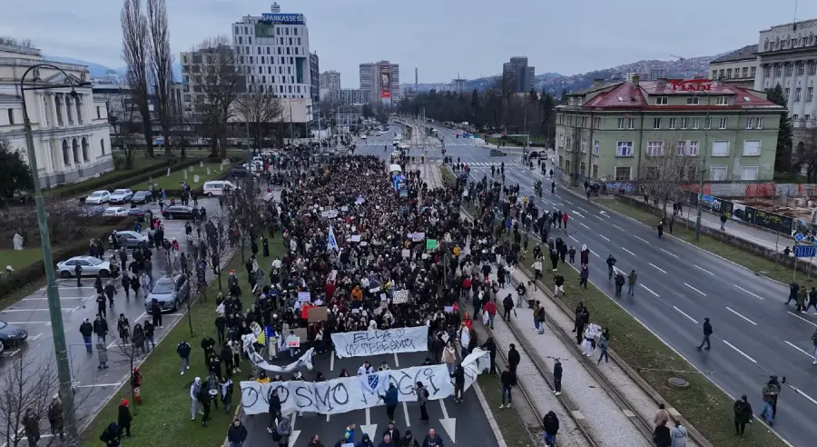 „РУКЕ СУ ВАМ КРВАВЕ“: Грађани Сарајева изашли на улице (ВИДЕО)