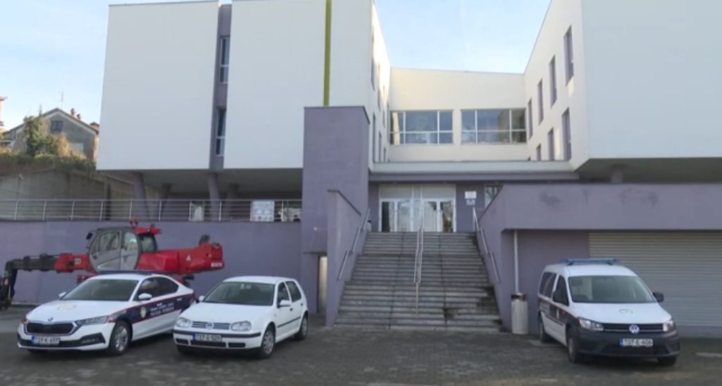 OSUĐEN ZBOG DIZANJA TRI PRSTA I DRAŽE MIHAILOVIĆA: Mladić iz Gradiške dobio pola godine zatvora