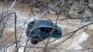 ТЕШКА НЕСРЕЋА У КЛАДЊУ: Мушкарац за воланом аутомобила слетио у ријеку, преминуо након што су га извукли