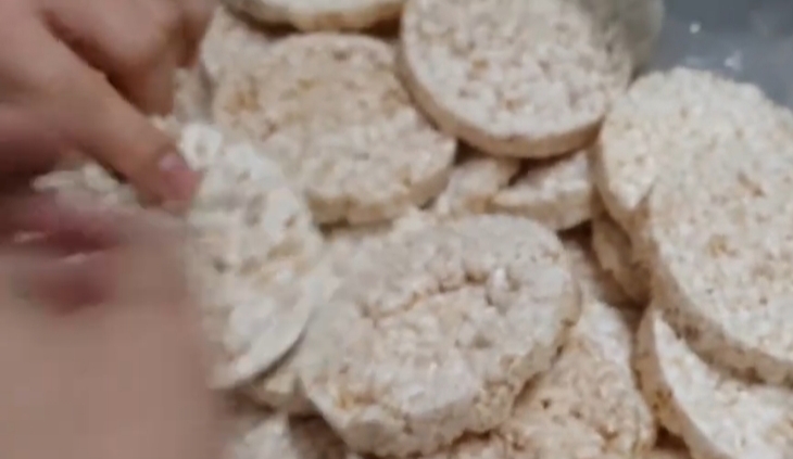 ЈЕДНОСТАВНА ЗАМЈЕНА ЗА ГРИЦКАЛИЦЕ: Ево да ли су рижини крекери ипак здрава ужина или нису?