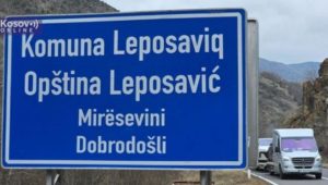 УКЛОЊЕНЕ ТАБЛЕ НА ЋИРИЛИЦИ У ЛЕПОСАВИЋУ И ЗВЕЧАНУ: Куртију смета све српско (ВИДЕО)