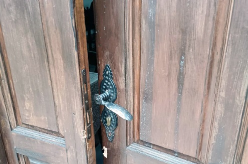 СМЕТА ИМ СВЕ СРПСКО: Вандали покрали цркву Свете Недјеље код Приштине, ово је други напад на СПЦ у два дана (ФОТО)