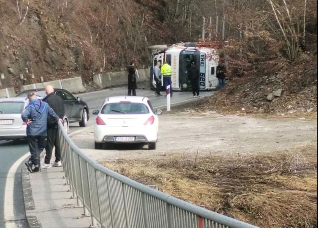 PREVRNUO SE KAMION KOD TRAVNIKA: Nova nesreća na putu, ima povrijeđenih (FOTO)