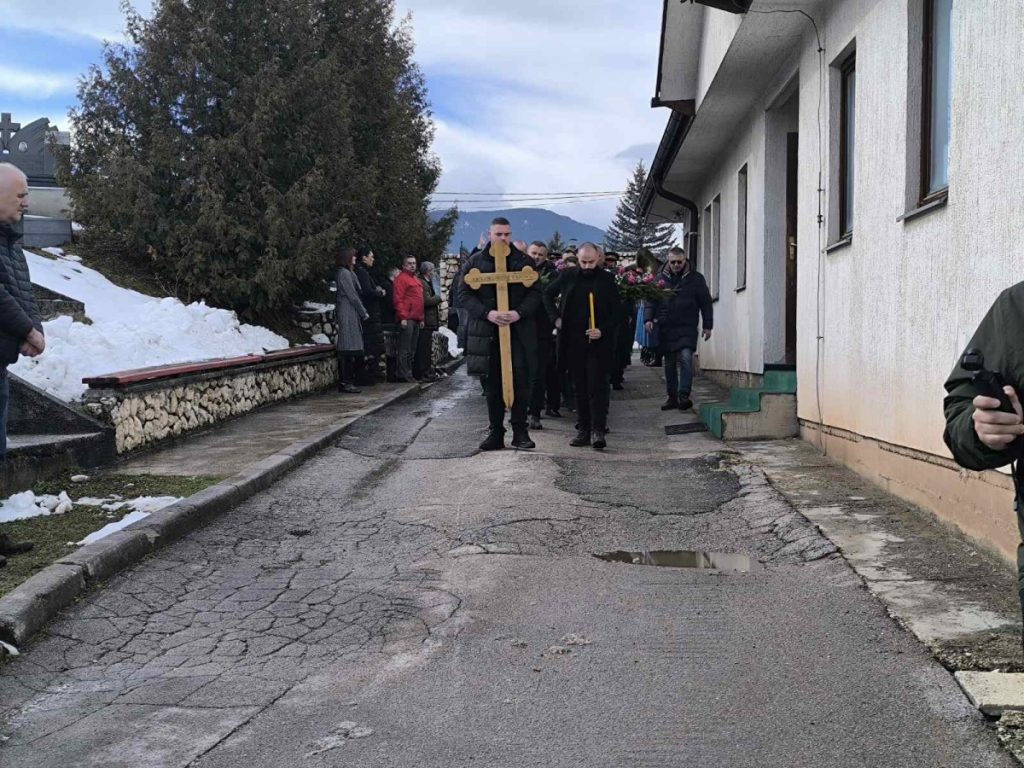 КРСТ НА ЧЕЛУ ПОВОРКЕ НОСИО УНУК НИКОЛА: Сахрањена Љиљана Зелен Караџић, супруга првог предсједника Српске (ВИДЕО)
