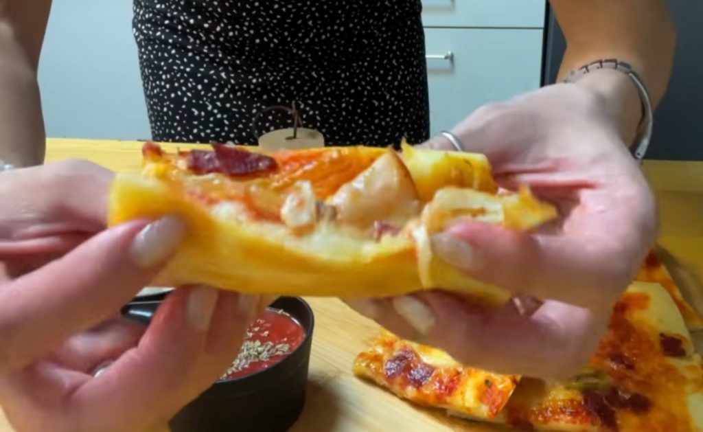 ИСПРОБАЈТЕ БРЗИ РЕЦЕПТ ЗА ПИЦУ: Нема мијешања ни развлачења, а сочно и укусно (ВИДЕО)