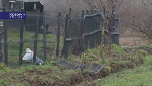 VANDALI OSKRNAVILI PRAVOSLAVNO GROBLJE NA KiM: Polomljena ograda u Skulanevu kod Lipljana  (VIDEO)