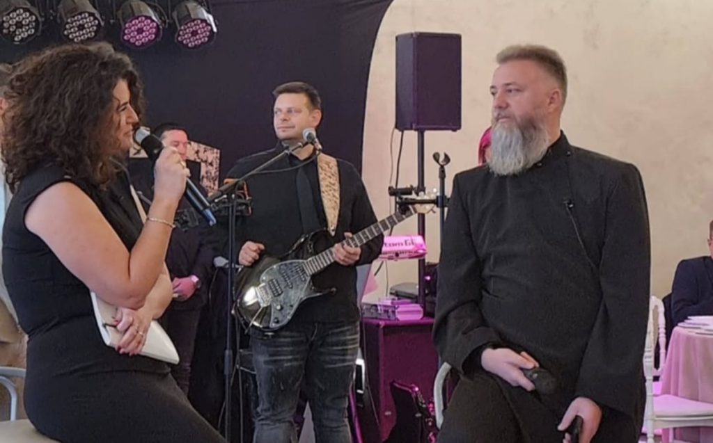 „ЧУВАЈТЕ ВАШ БРАК, ДЈЕЦУ И ПРИЈАТЕЉЕ“: Отац Предраг Поповић прославио 20 година са својом супругом, па упутио лијепу поруку (ФОТО/ВИДЕО)