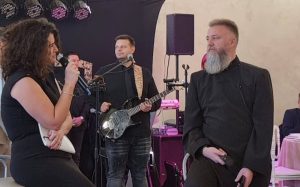 „ЧУВАЈТЕ ВАШ БРАК, ДЈЕЦУ И ПРИЈАТЕЉЕ“: Отац Предраг Поповић прославио 20 година са својом супругом, па упутио лијепу поруку (ФОТО/ВИДЕО)