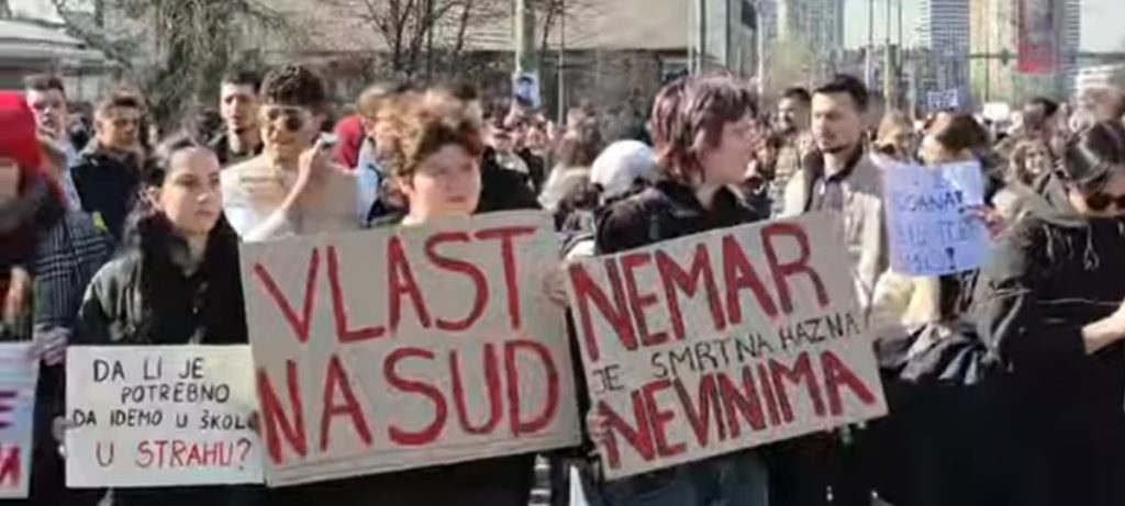 ГРАЂАНИ САРАЈЕВА НА УЛИЦАМА: Траже оставке свих који су криви за трамвајску несрећу (ФОТО/ВИДЕО)