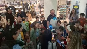 ROBOT ATRAKCIJA U BANJALUCI: Djeca i odrasli uživali u druženju sa Robijem, čak im je i zaplesao (FOTO/VIDEO)