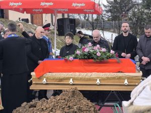 „ТВОМ И НАШЕМ РАДОВАНУ ЈЕ НАЈТЕЖЕ“ Потресан говор кћерке Соње на сахрани Љиљане Зелен Караџић (ФОТО)