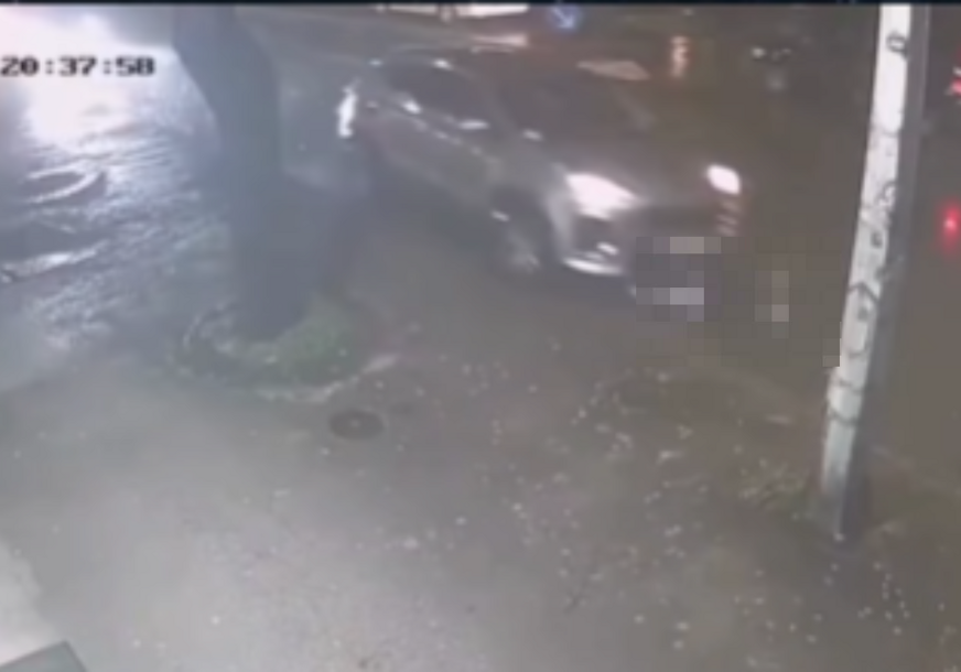 ŽENA AUTOM PREGAZILA DJEVOJČICU NA PJEŠAČKOM PRELAZU: Objavljen jeziv snimak iz Trebinja (UZNEMIRUJUĆI VIDEO)