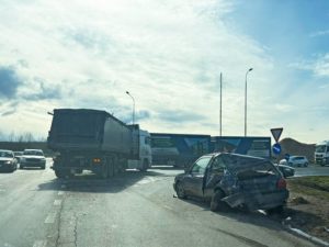 САОБРАЋАЈКА НА УЛАЗУ НА АУТО-ПУТУ „9. ЈАНУАР“: Сударили се камион и два аутомобила