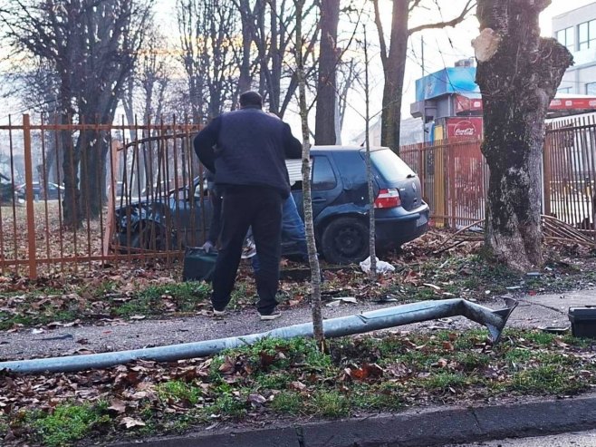 SAOBRAĆAJNA NESREĆA U BANJALUCI: Vozač „golfa“ se zapucao, uništio semafor i ogradu kod škole (FOTO)