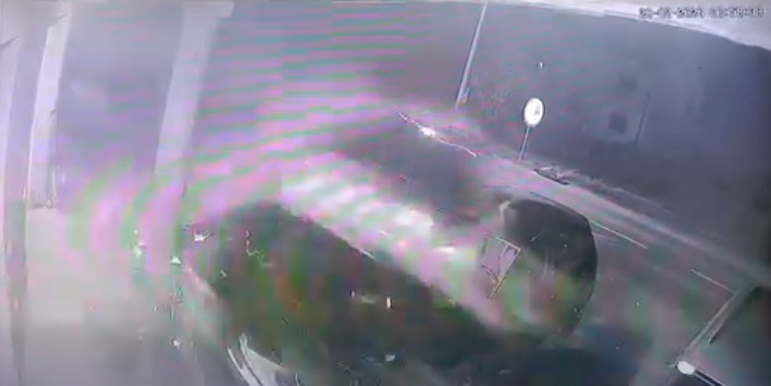 JEZIVA SAOBRAĆAJNA NESREĆA KOD KOTOR VAROŠA: Vozač automobilom uletio u dvorište (VIDEO)