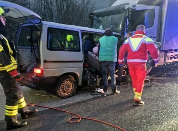 VATROGASCI SJEKLI KOMBI DA IZVUKU POVRIJEĐENE: Jezivi detalji nesreće na putu Sarajevo-Pale
