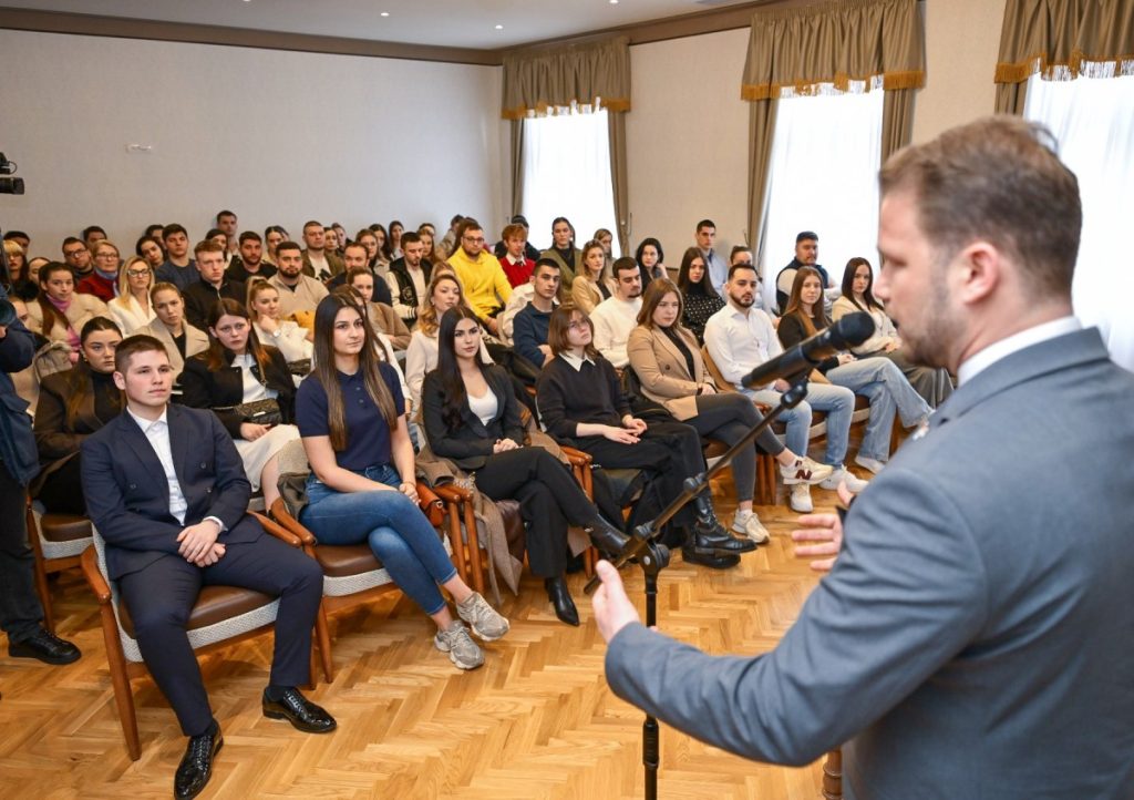 DVA MILIONA KM ZA SREDNJOŠKOLCE I STUDENTE: Stanivuković uručio 210 stipendija (FOTO)