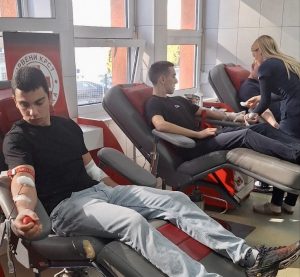 СРЕДЊОШКОЛЦИ ДАРИВАЛИ КРВ: Техничка школа још једном показала велико срце