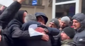 ДОЧЕКАН ОВАЦИЈАМА И ЗАГРЉАЈИМА: Возач „трамваја смрти“ пуштен на слободу (ВИДЕО)