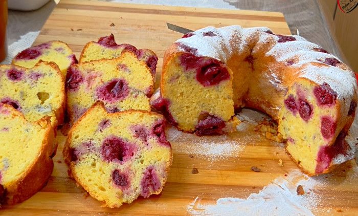 НАЈСОЧНИЈИ КУГЛОВ СА ВИШЊАМА: Мекан као душа, а толико је укусан да ће сви тражити још једно парче