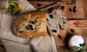 HILANDARSKI HLJEB SA MASLINAMA: Recept koji nosi duh manastirske kuhinje