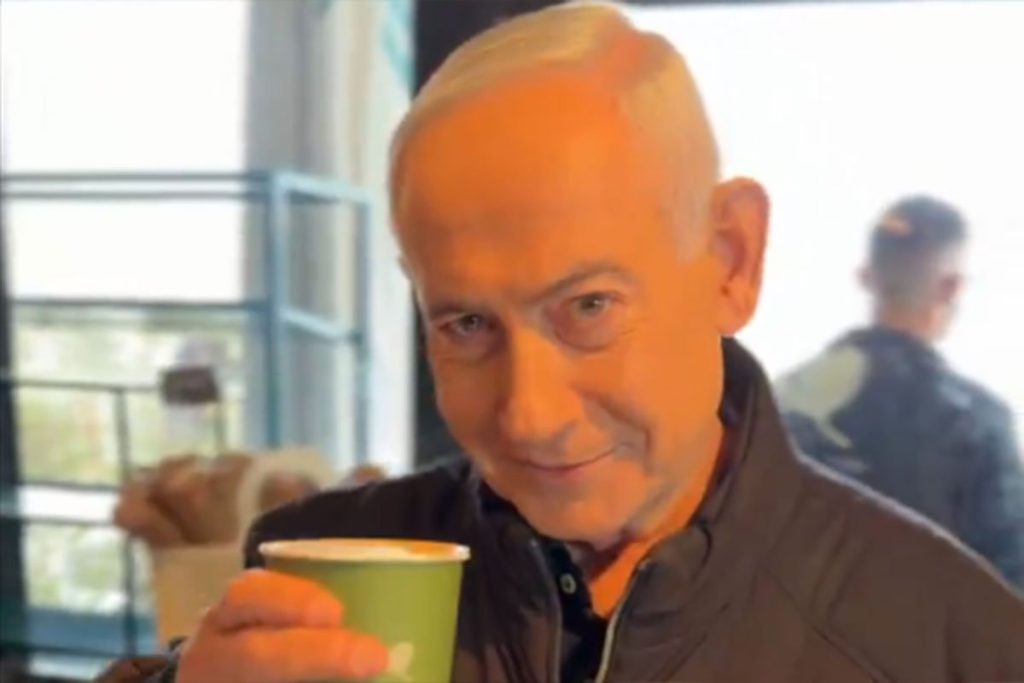 „UMRO SAM…ZA KAFOM“ Netanjahu ismijao teorije o svojoj smrti (VIDEO)