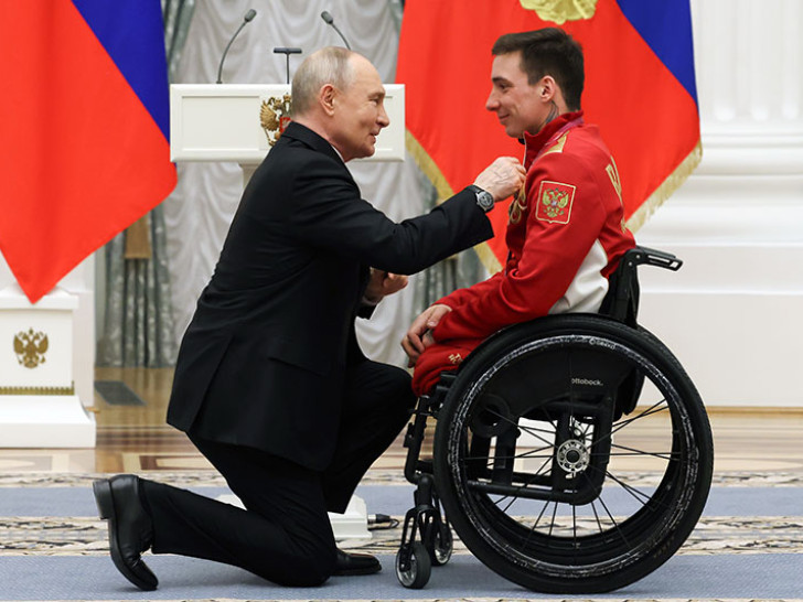 RIJEDAK GEST RUSKOG LIDERA: Putin kleknuo usred ceremonije i iznenadio sve