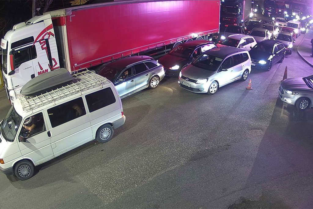 ЧЕКАЈУ И 5 САТИ: Огромне гужве на граничном прелазу Градишка, путници огорчени