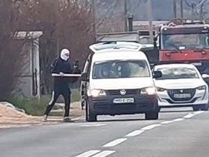 ДЕТАЉИ НЕРЕДА КОД МОСТАРА: Маскирани нападачи изашли из возила које је регистровано на приватну фирму у Доњој Јасеници?