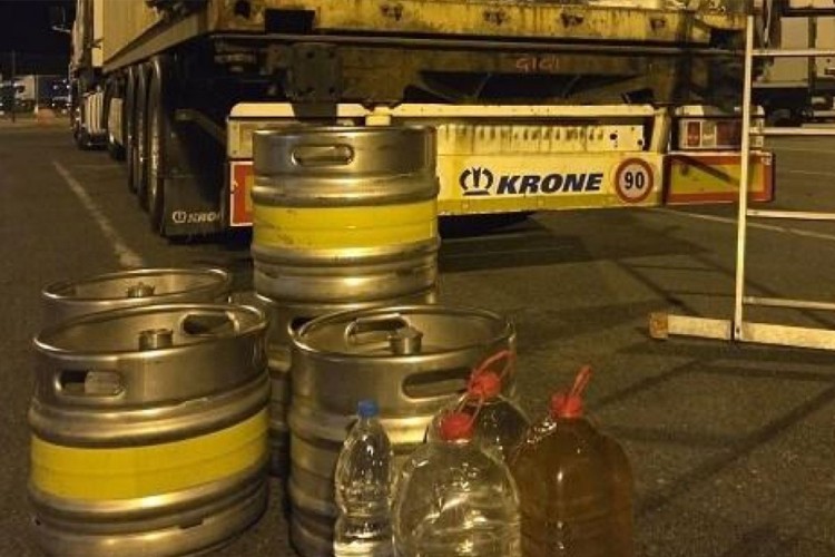 ПОКУШАО ДА ПРОШВЕРЦУЈЕ 160 ЛИТАРА РАКИЈЕ НА ГРАНИЦИ: Камионџија је платио папрену казну (ФОТО)