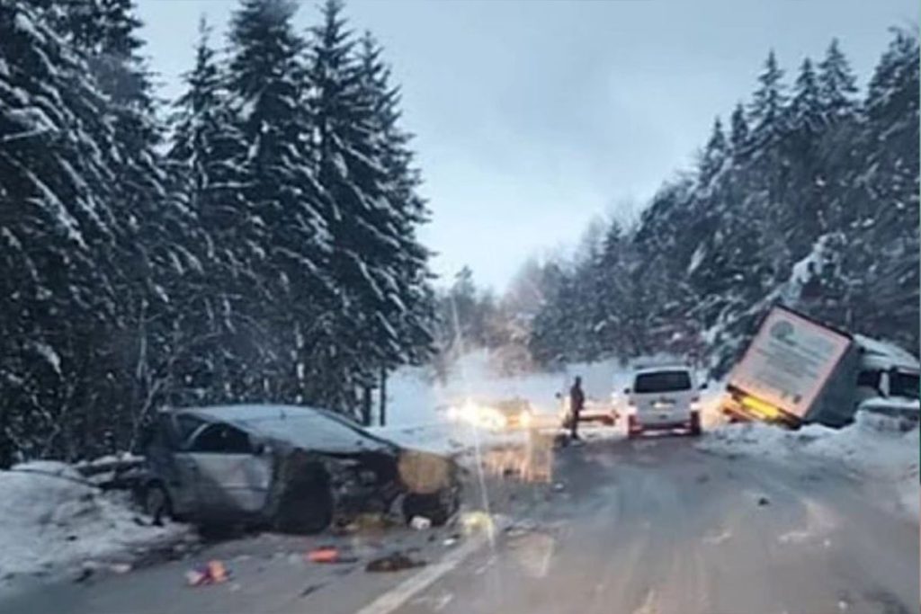 TEŠKA SAOBRAĆAJNA NESREĆA KOD KLJUČA: Automobil podletio pod kamion, poginula jedna osoba