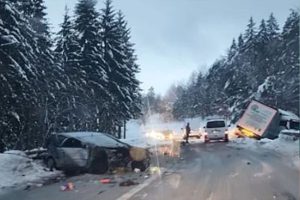 TEŠKA SAOBRAĆAJNA NESREĆA KOD KLJUČA: Automobil podletio pod kamion, poginula jedna osoba