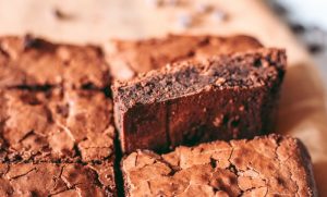 ПРАВИ СЕ ОД САМО ЈЕДНЕ СМЈЕСЕ: Направите овај укусан, сочан и мирисан чоколадни колач за којим су сви полудјели