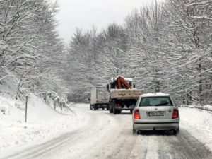 SNIJEG PRAVI PROBLEME NA PUTEVIMA: Posebno na prevojima