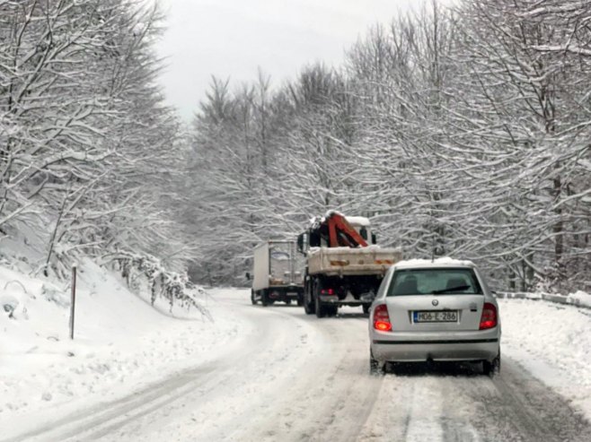 SNIJEG PRAVI PROBLEME NA PUTEVIMA: Posebno na prevojima