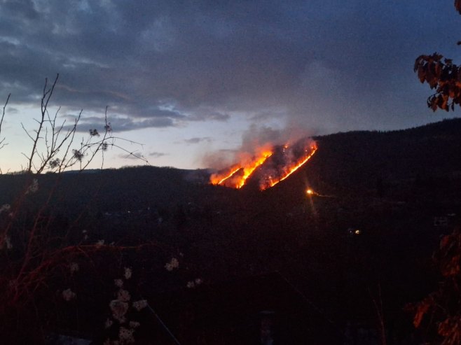POŽAR U FOČI: Gašenje vatre otežava nepristupačan teren